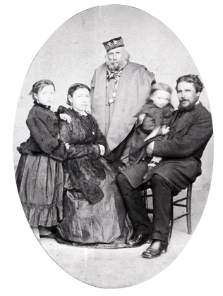 Giuseppe Garibaldi a Caprera intorno al 1875 con la terza moglie Francesca Armosino, Clelia, Manlio (in braccio) e Menotti Garibaldi (seduto) - 1875 