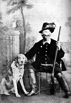 Vittorio Emanuele II, primo re d'Italia, fotografato in abiti da caccia accanto a uno dei suoi cani.