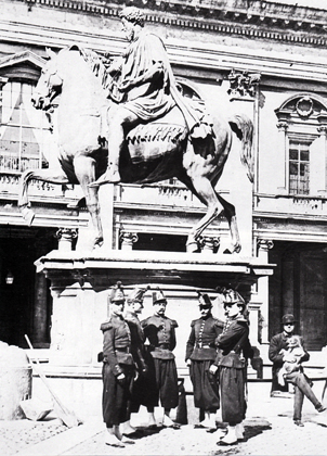 Soldati francesi in piazza del Campidoglio sotto la statua equestre di Marco Aurelio e, alle loro spalle, un ignoto cittadino con il suo cane - 1865