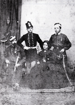 I 3 fratelli Cairoli ancora vivi nel 1861 con la madre Adelaide  Da sinistra: Benedetto, Enrico e Giovannino