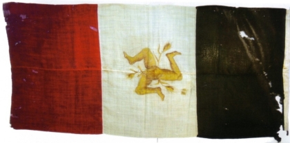 Bandiera che reca il simbolo della Trinacria  Conquistata assieme ad altre 21 bandiere dal Filangieri, comandante delle forze di repressione borboniche - 1848