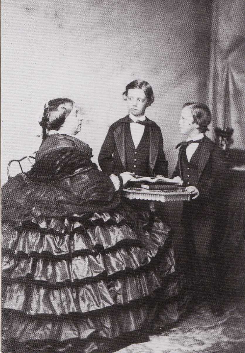 Luisa di Borbone duchessa di Parma con i figli Enrico e Roberto 